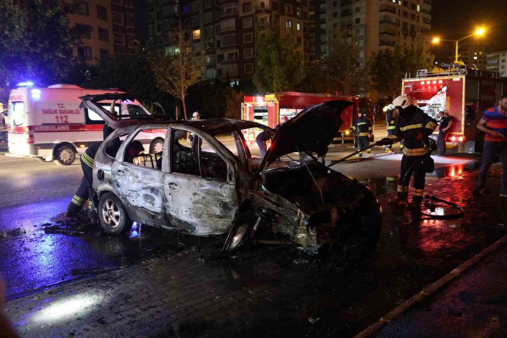 Konya'da elektrik direğine çarpan otomobil alev topuna döndü