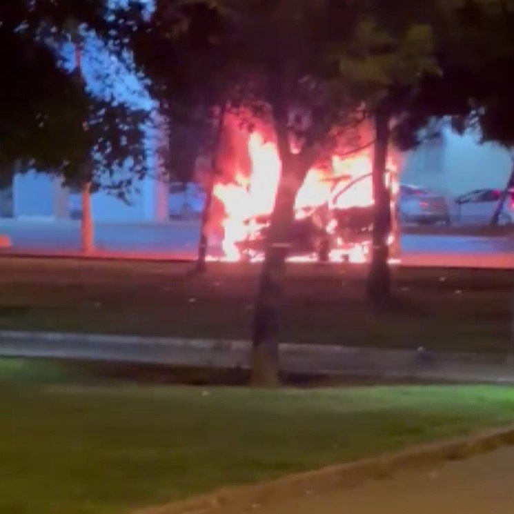 Konya'da elektrik direğine çarpan otomobil alev topuna döndü