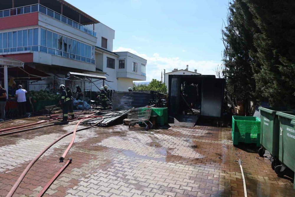 Konya'da market deposunda yangın çıktı!