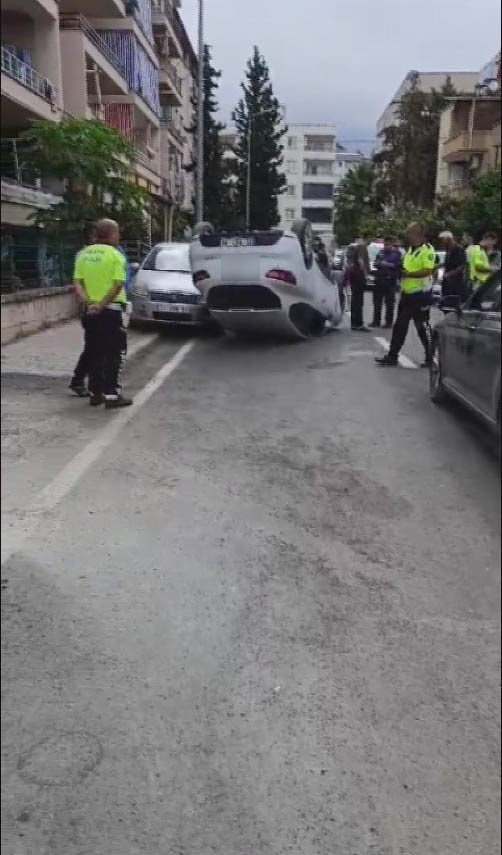 Park halindeki araca çarpan otomobil ters döndü