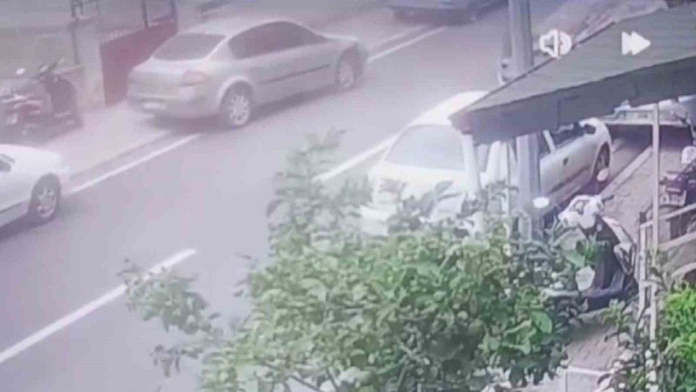 Park halindeki araca çarpan otomobil ters döndü