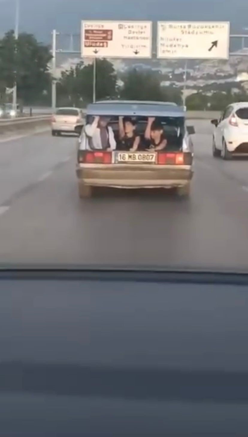 Bagajda 3 kişi, motosiklette 4 kişi