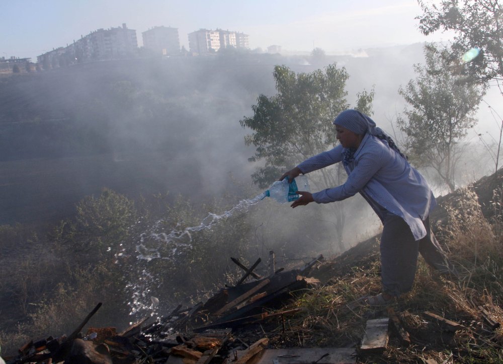 Edirne'de anız yangını, yerleşim yerine sıçramadan söndürüldü