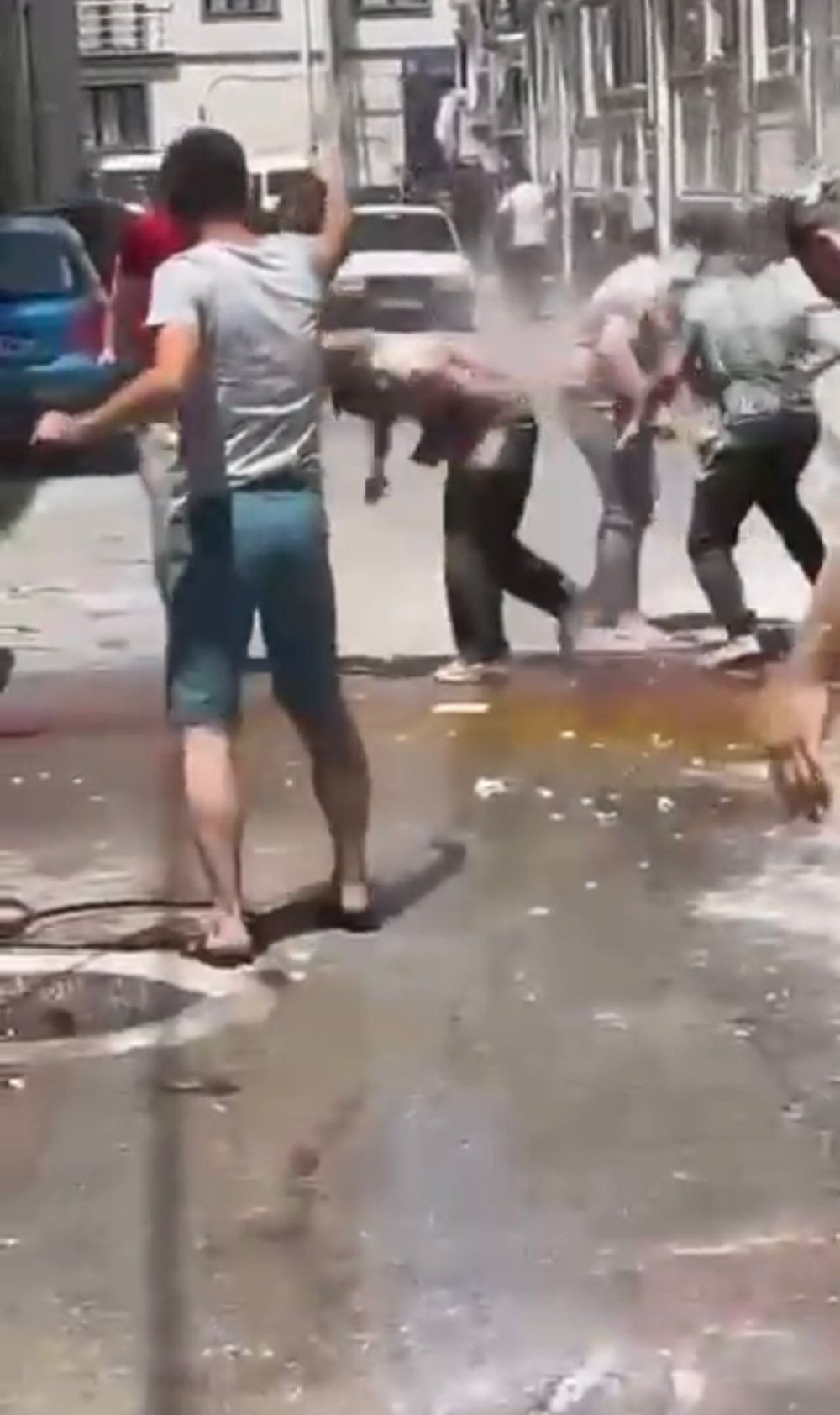 Damadın üzerine yumurta attılar
