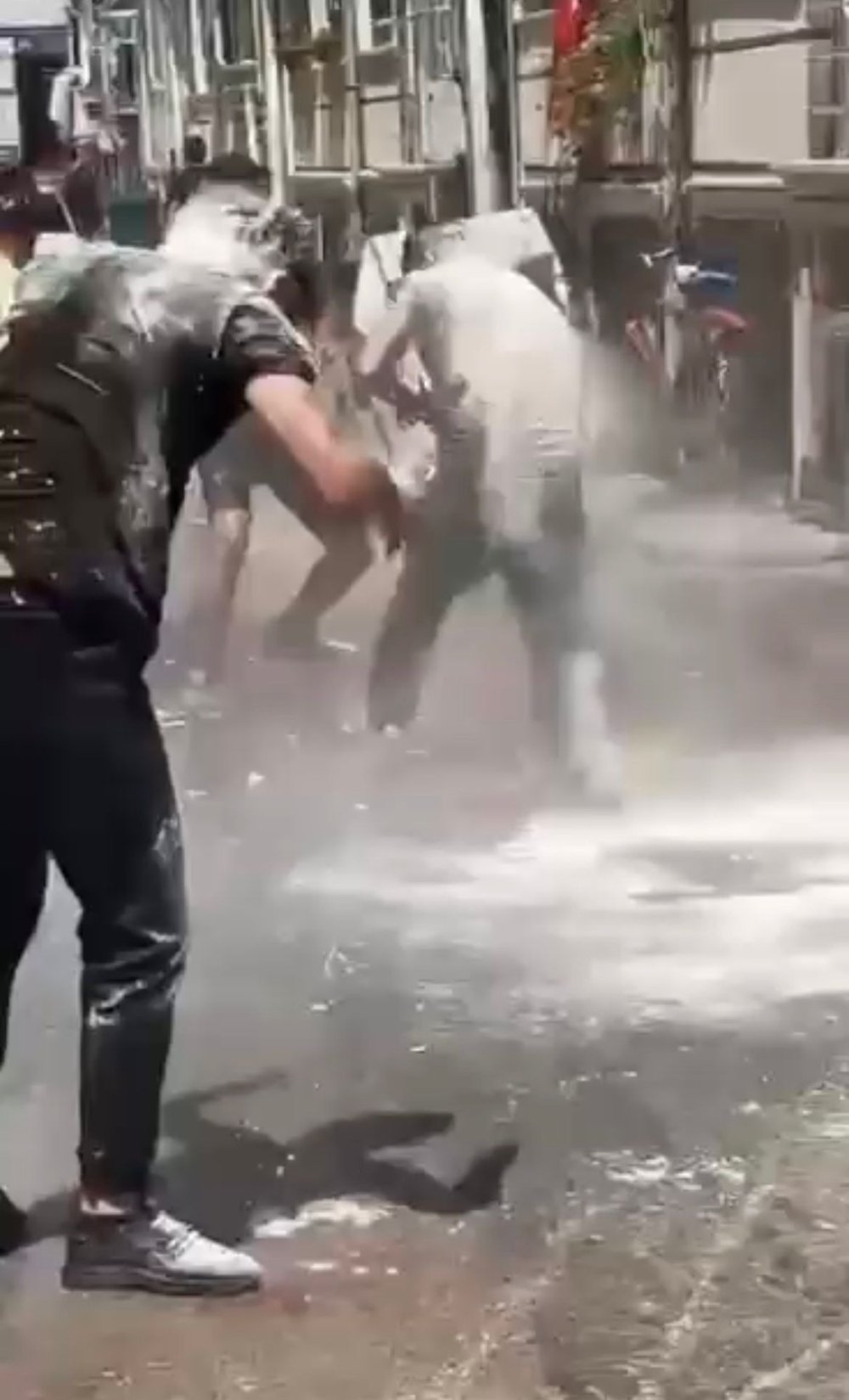 Damadın üzerine yumurta attılar