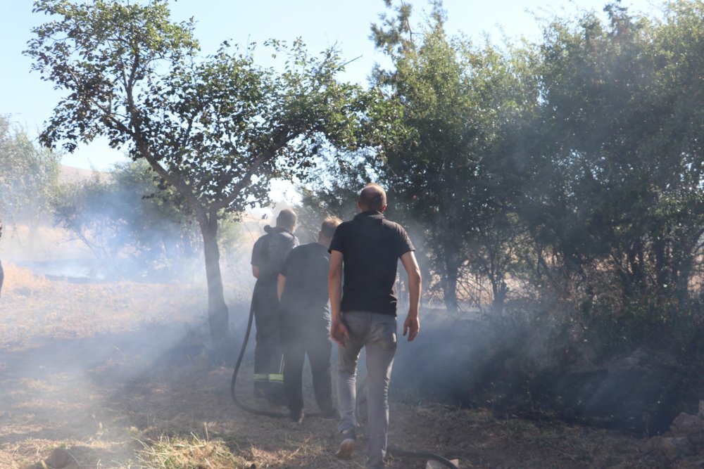 Elazığ’da örtü yangını; 1'i itfaiye personeli 5 kişi dumandan etkilendi