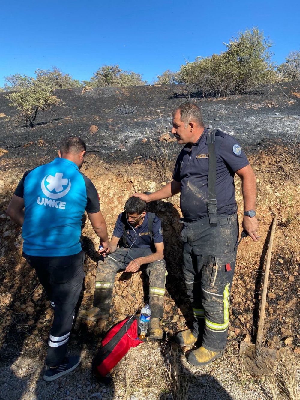 Elazığ’da örtü yangını; 1'i itfaiye personeli 5 kişi dumandan etkilendi