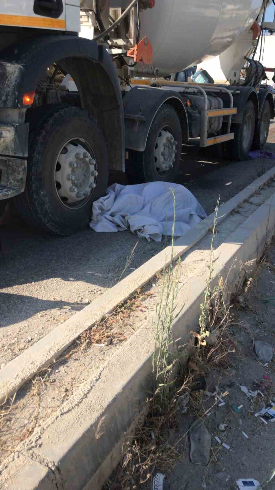 Beton mikseri ile çarpışan motosikletteki 2 kişi hayatını kaybetti