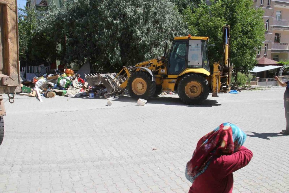 Konya'da apartmanın bahçesinden 5 kamyon ve 3 traktör dolusu çöp çıkarıldı