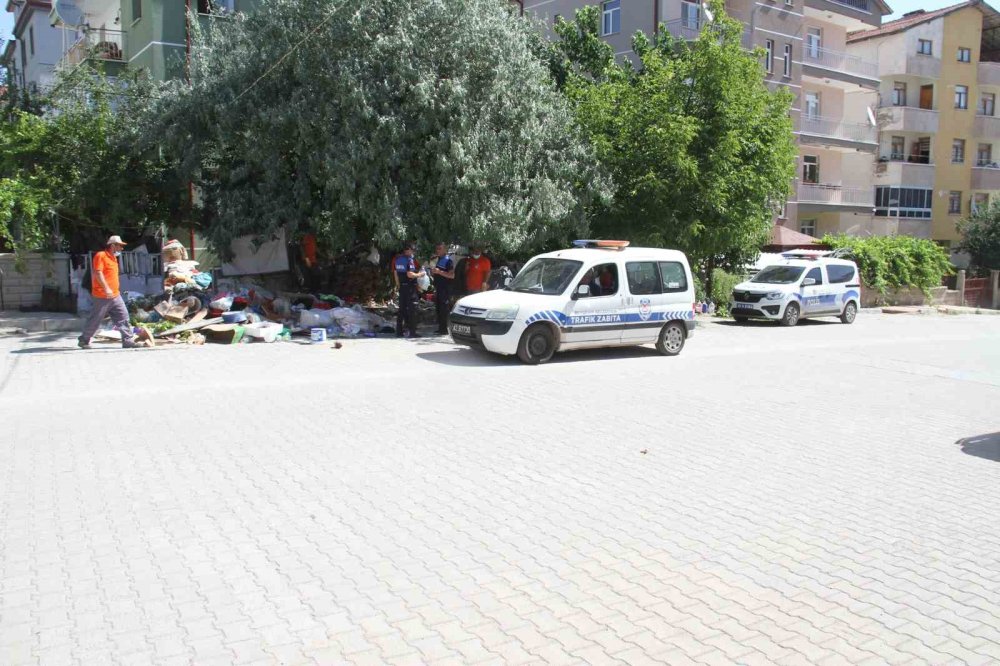 Konya'da apartmanın bahçesinden 5 kamyon ve 3 traktör dolusu çöp çıkarıldı