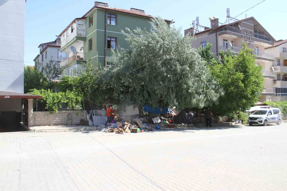 Konya'da apartmanın bahçesinden 5 kamyon ve 3 traktör dolusu çöp çıkarıldı