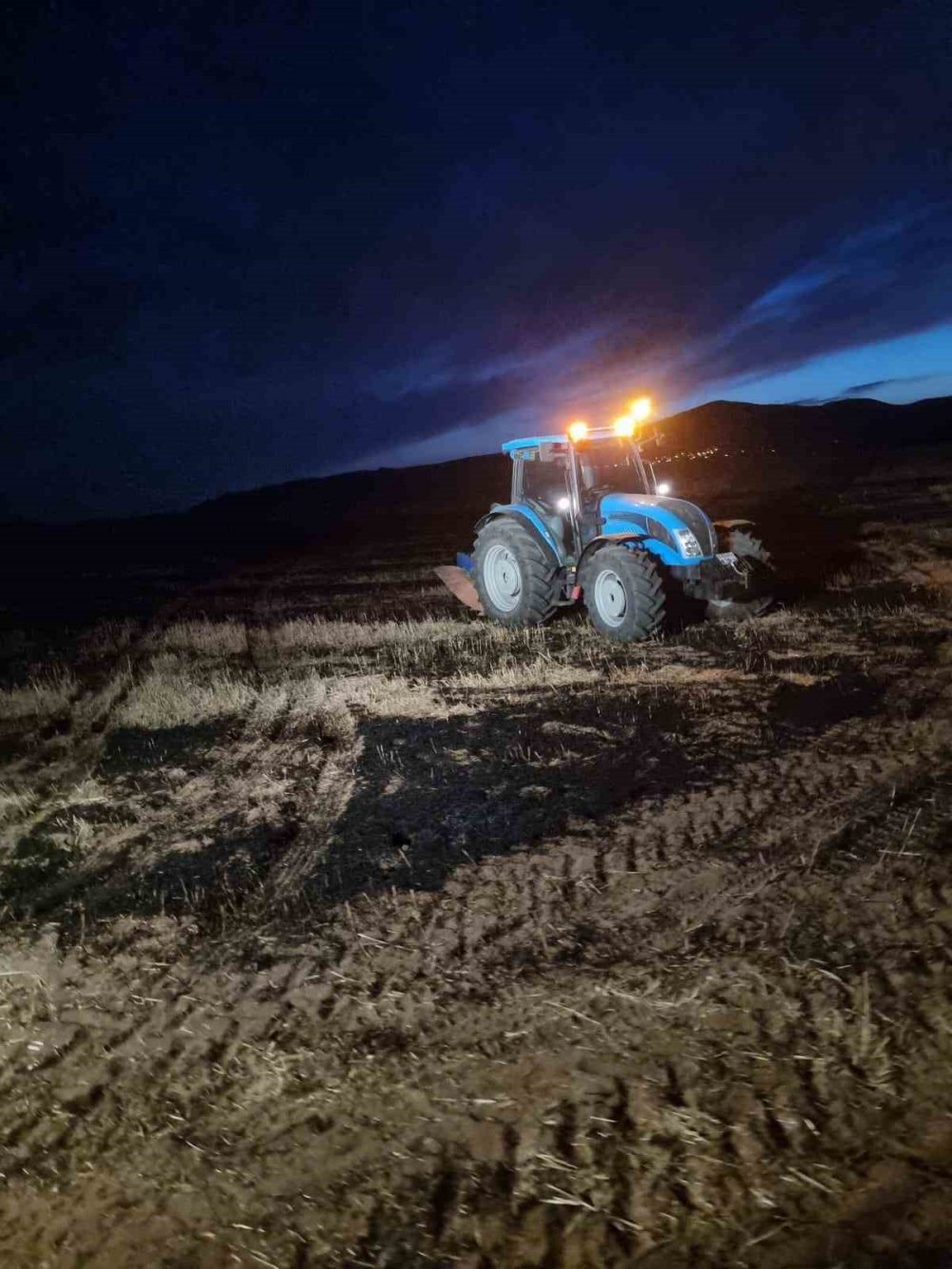 Konya’da kuşlar yangın çıkardı! Ekili alan kül oldu