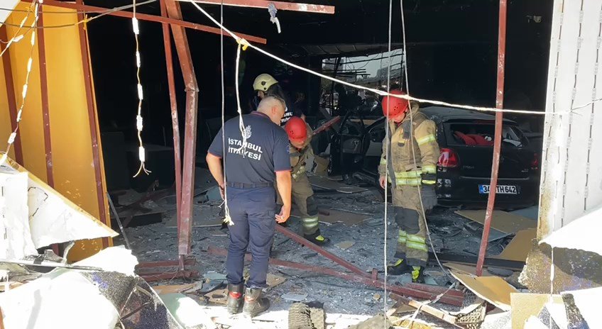 Otomobiliyle gece kulübüne daldı