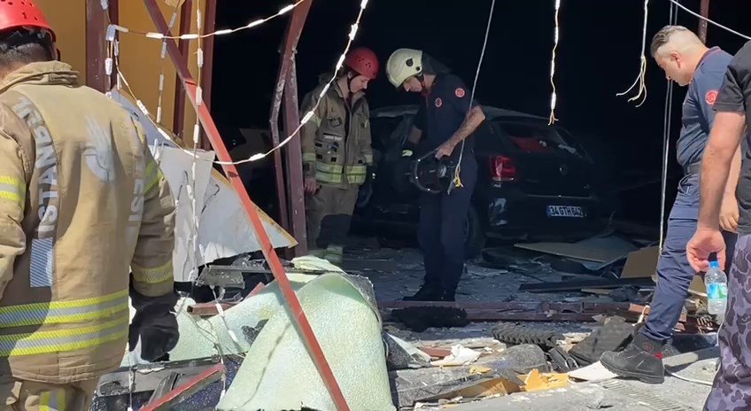 Otomobiliyle gece kulübüne daldı