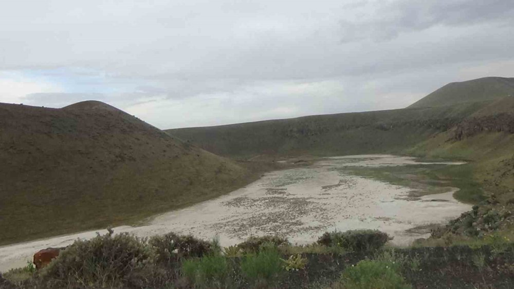 Konya'nın meşhur gölünde tek damla su kalmadı! Ziyaretçileri ise bitmiyor