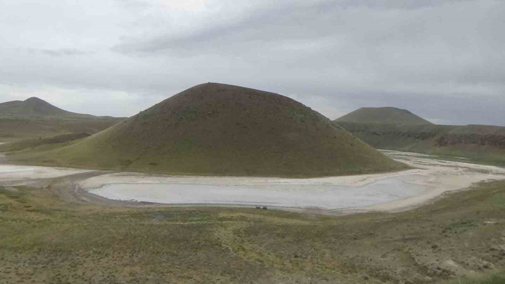 Konya'nın meşhur gölünde tek damla su kalmadı! Ziyaretçileri ise bitmiyor