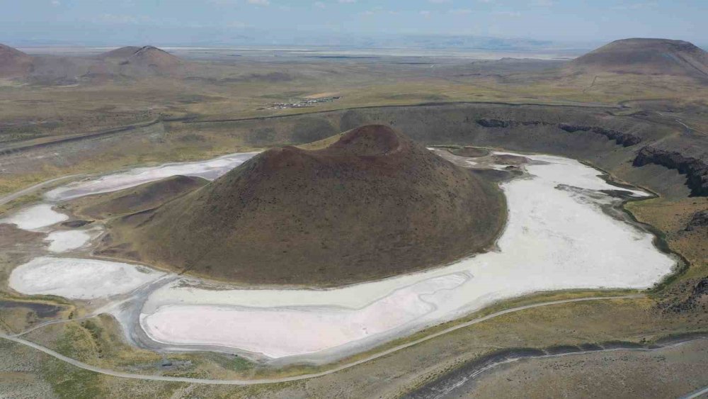 Konya'nın meşhur gölünde tek damla su kalmadı! Ziyaretçileri ise bitmiyor