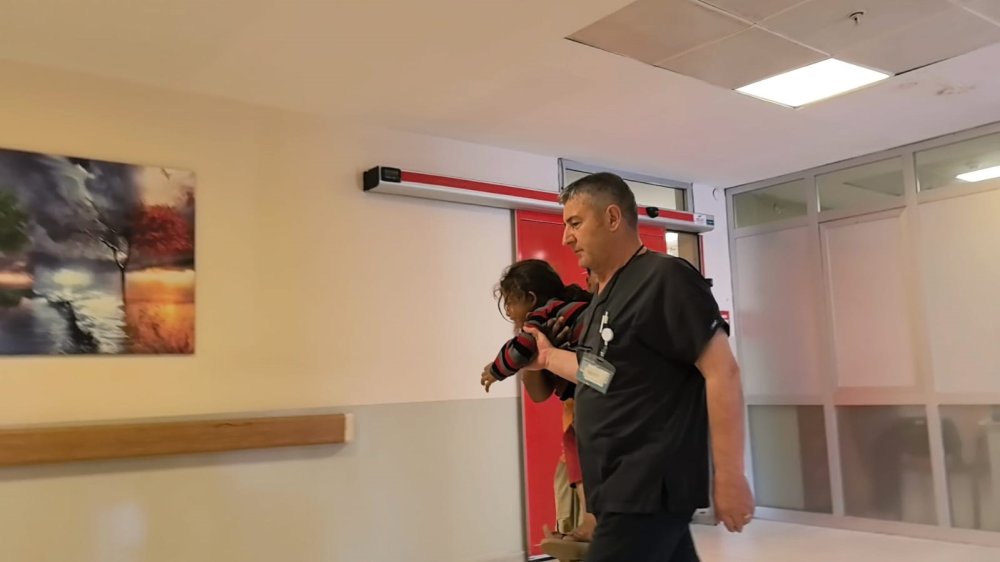 Tarlada oynarken düşen çocuğun göğsüne bıçak saplandı