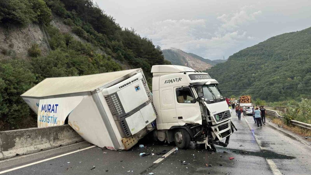 Sakarya'da zincirleme trafik kazasında 1 kişi öldü, 6 kişi yaralandı