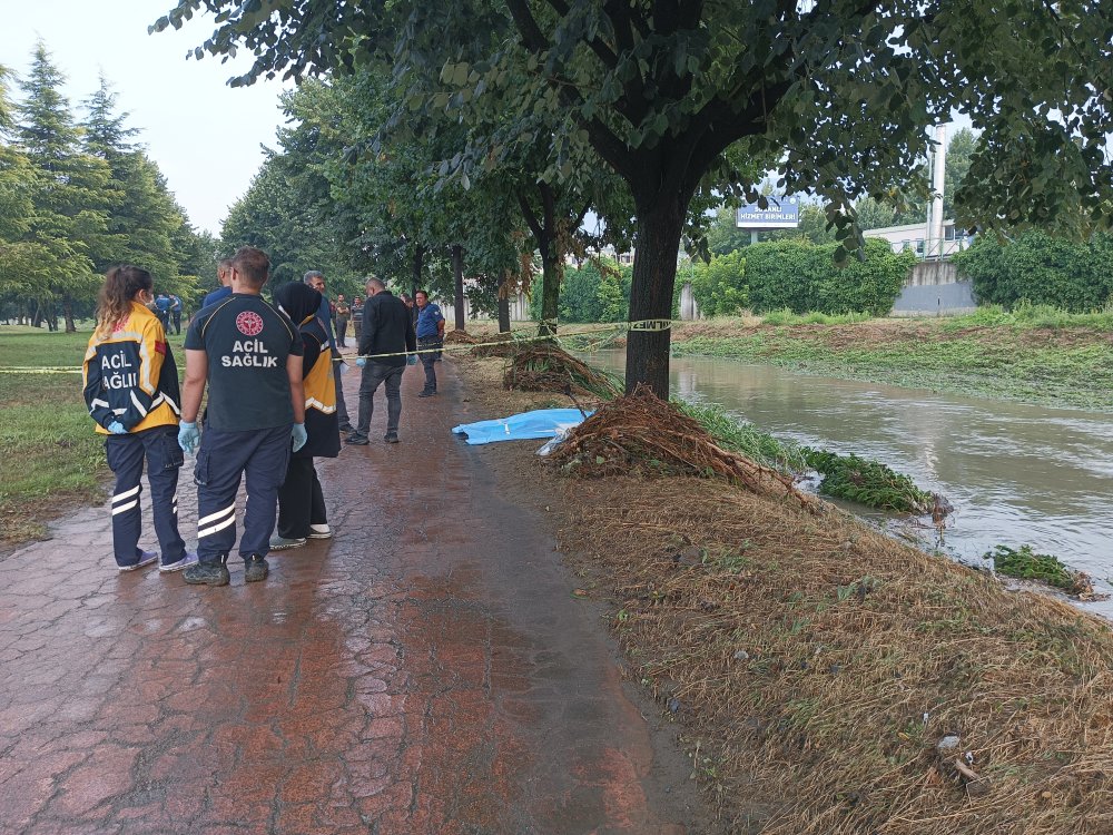Yağış nedeniyle debisi yükselen çay ürüklenen erkek cesedi bulundu