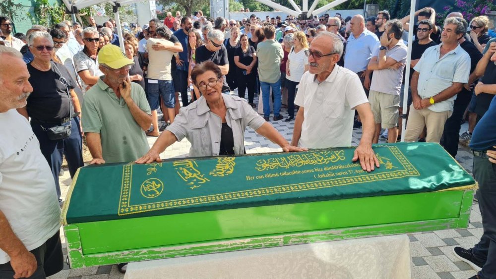 Kepçe ile çarpışan otomobilde ölen sürücü toprağa verildi