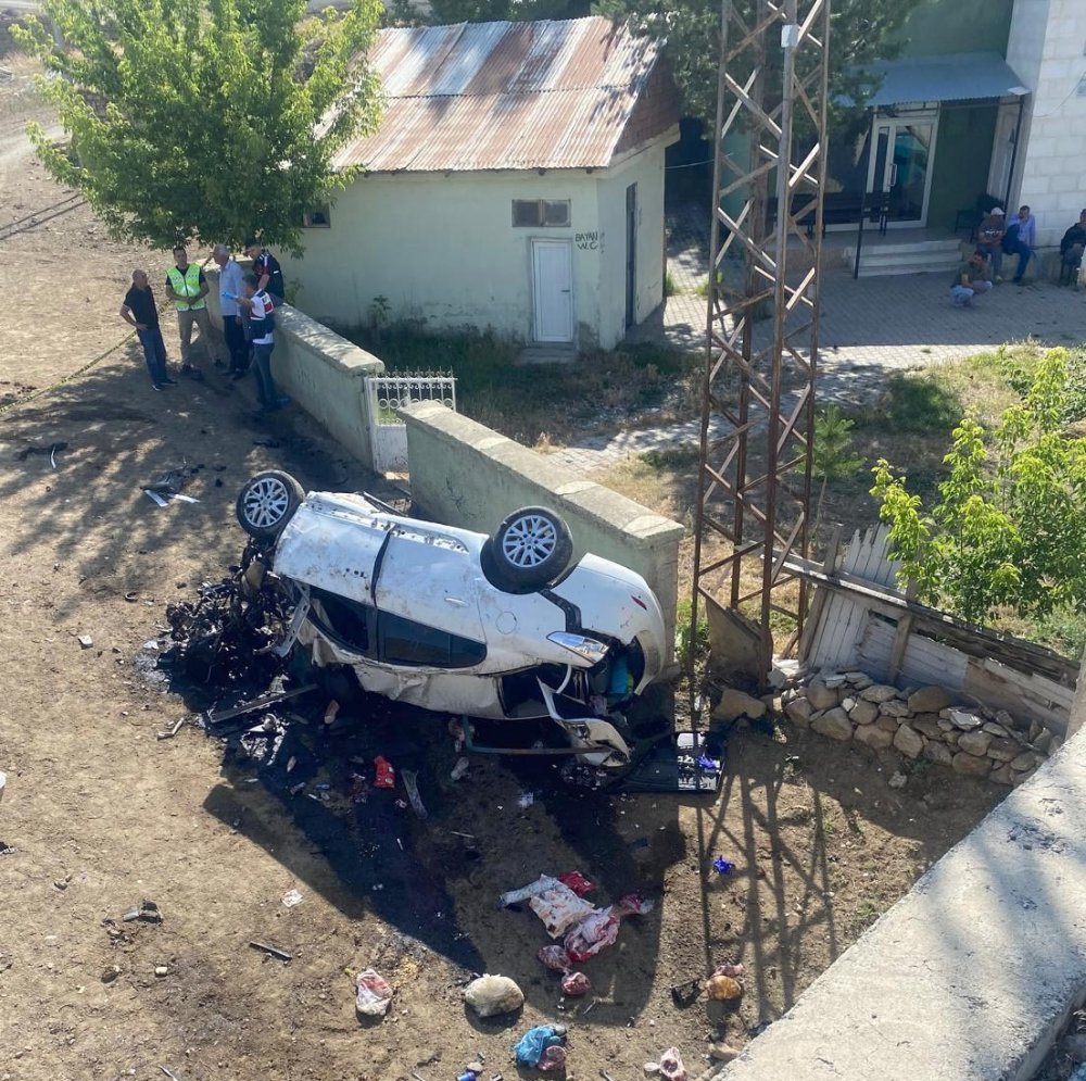 Otomobil 5 metreden düştü: 3 ölü, 4 yaralı