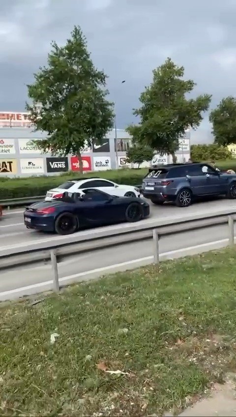 Yolu kapatıp halay çektiler, sürücüleri çileden çıkardılar