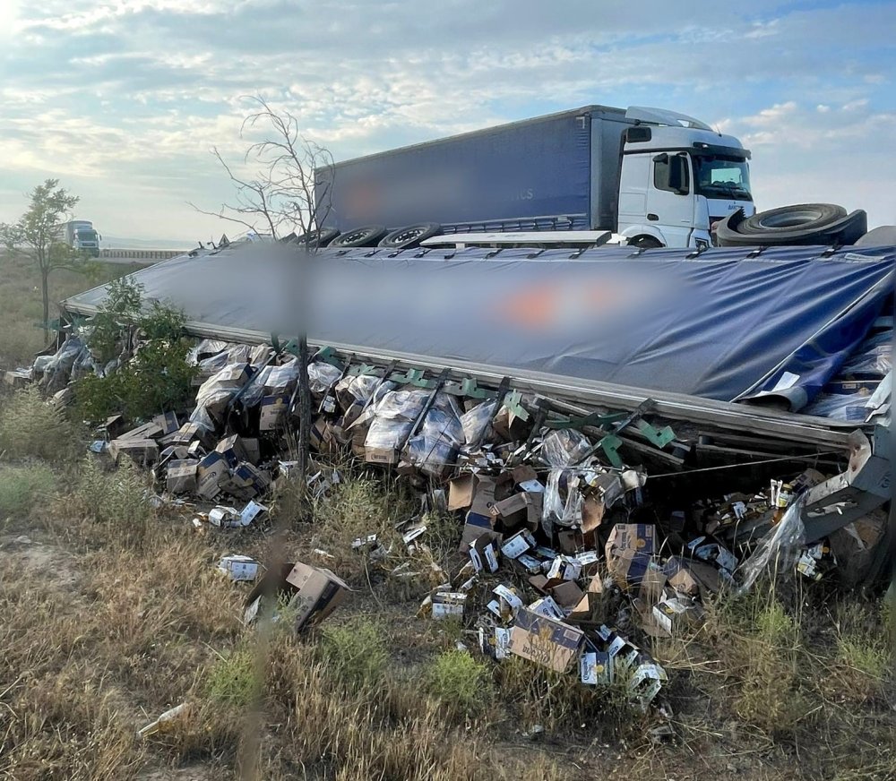 Konya’da alkol yüklü tır devrildi, sürücü yaralandı