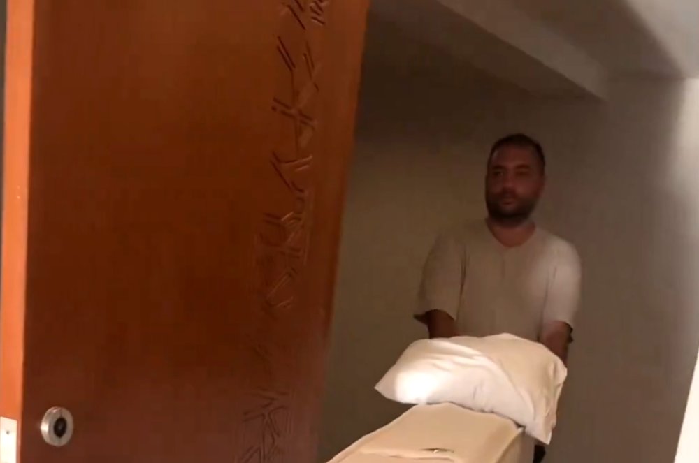 Yatağını otel yemekhanesine taşıdı