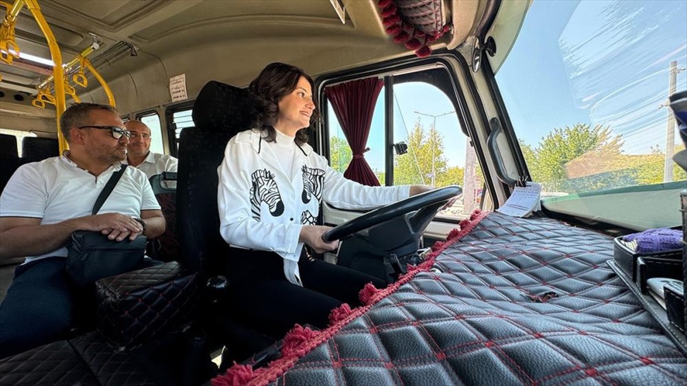 Konya'da bir ilk! Kadın dolmuş şoförü