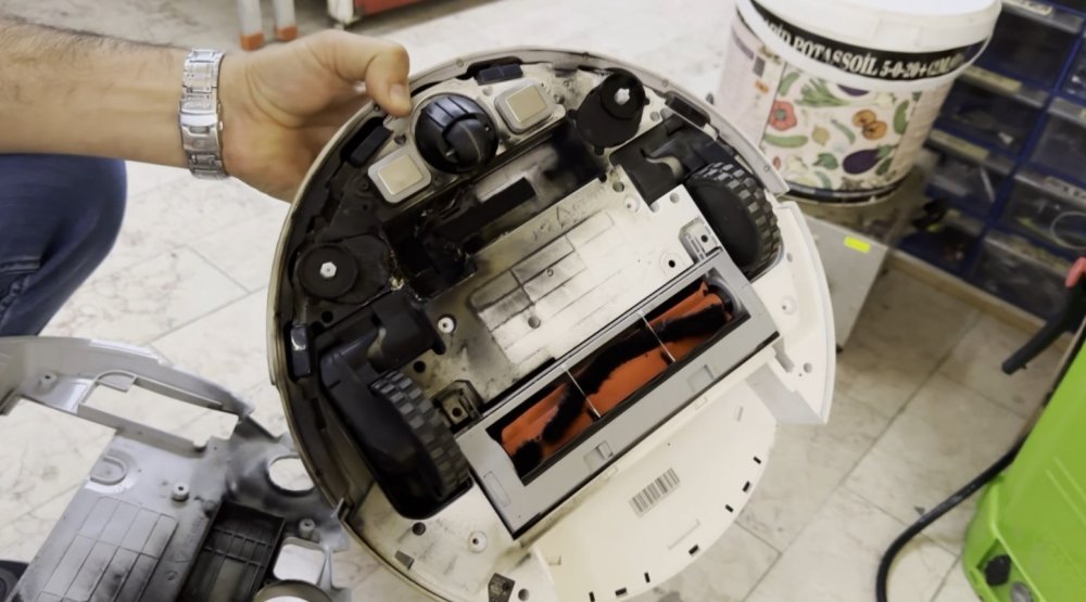 Robot süpürge alev aldı sonra bomba gibi patladı