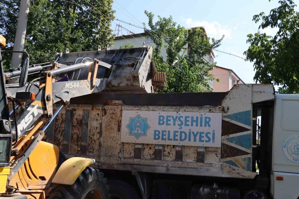 Konya'daki ev ve çevresinden 3 kamyon çöp çıktı