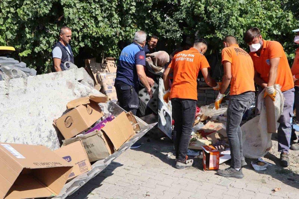 Konya'daki ev ve çevresinden 3 kamyon çöp çıktı