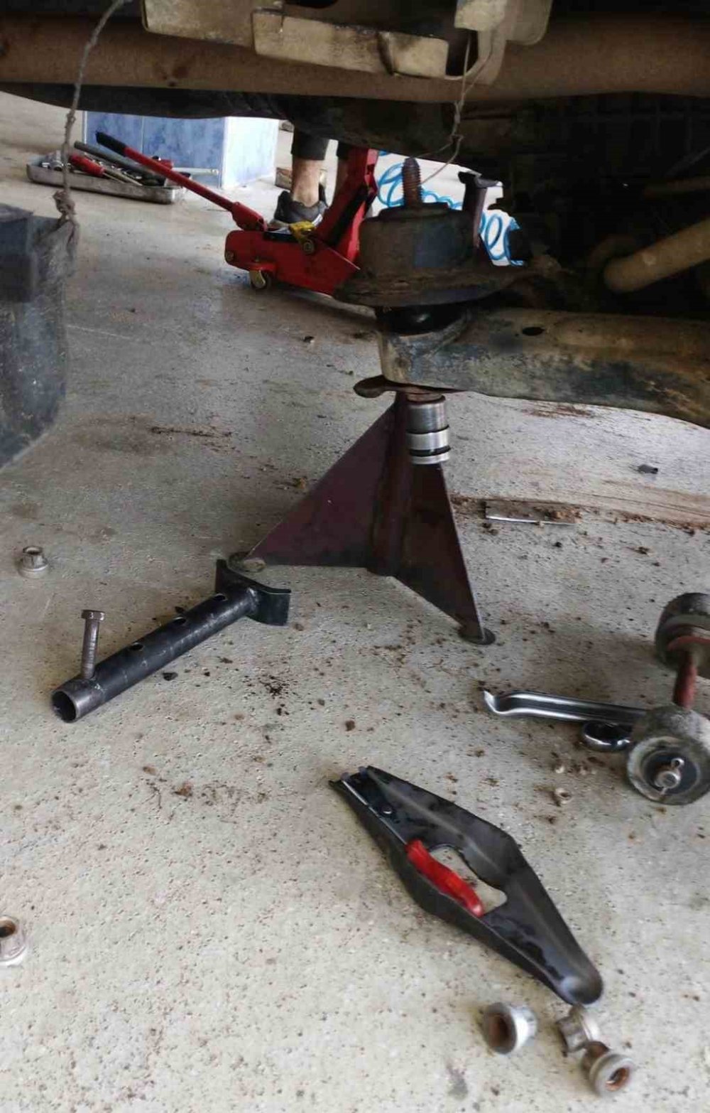 Yer Konya... Tamir ettiği araç üzerine düştü