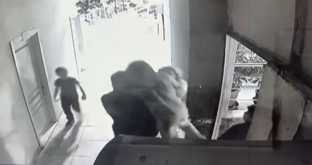 Konya'da bir baba öfkelendiği çocuğu havaya kaldırıp yere attı