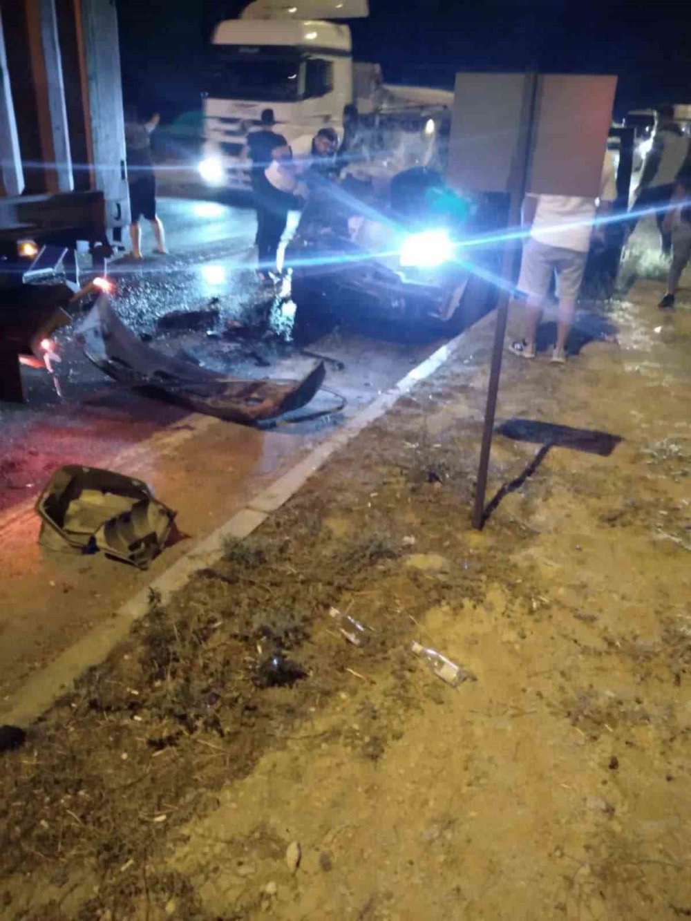 Konya'da minibüs tıra çarptı! 2 kişi yaralandı