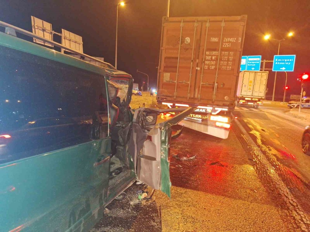 Konya'da minibüs tıra çarptı! 2 kişi yaralandı