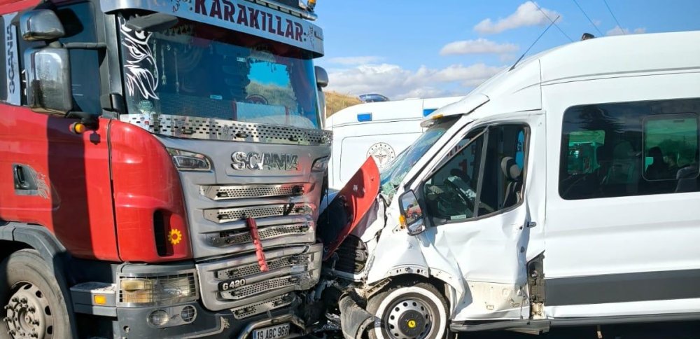 İşçi servis minibüsü, otomobil ve TIR'a çarptı; 14 yaralı