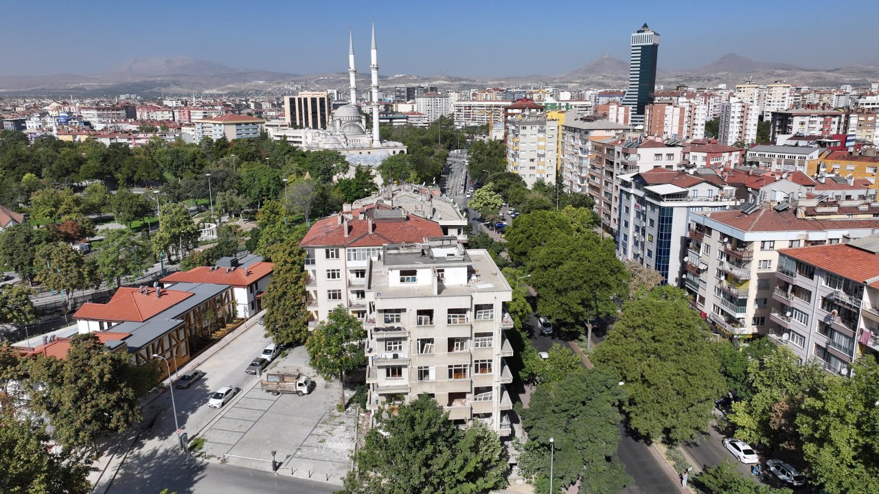konya-merkezde-eski-binalar-yikiliyor-yesil-doku-artacak.jpg