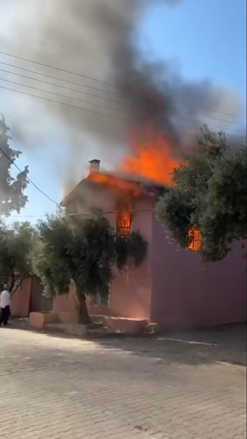 İki katlı ev çıkan yangında kullanılamaz hale geldi