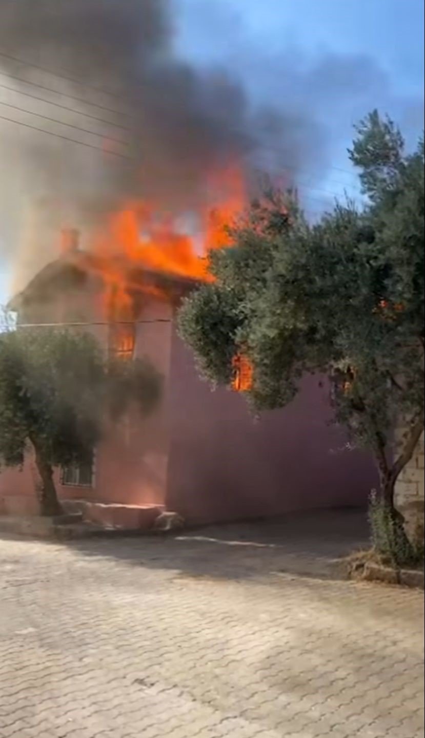 İki katlı ev çıkan yangında kullanılamaz hale geldi