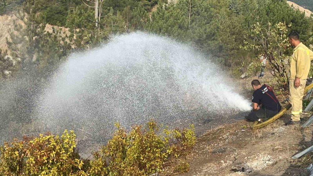 Kontrolden çıkan tır şarampole uçtu, sürücü şans eseri kurtuldu