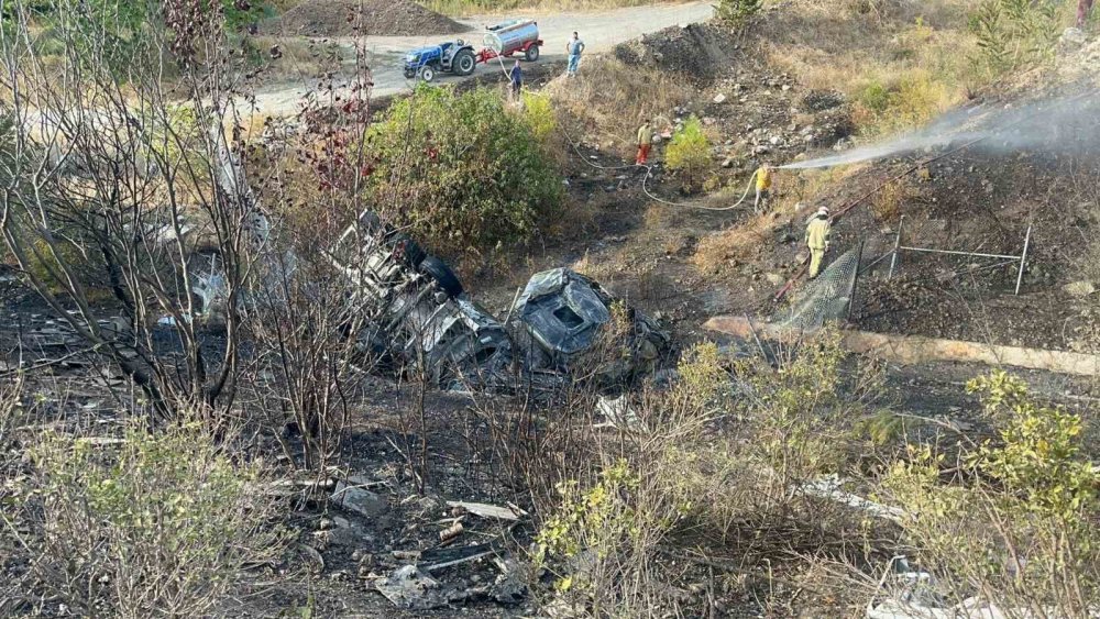 Kontrolden çıkan tır şarampole uçtu, sürücü şans eseri kurtuldu
