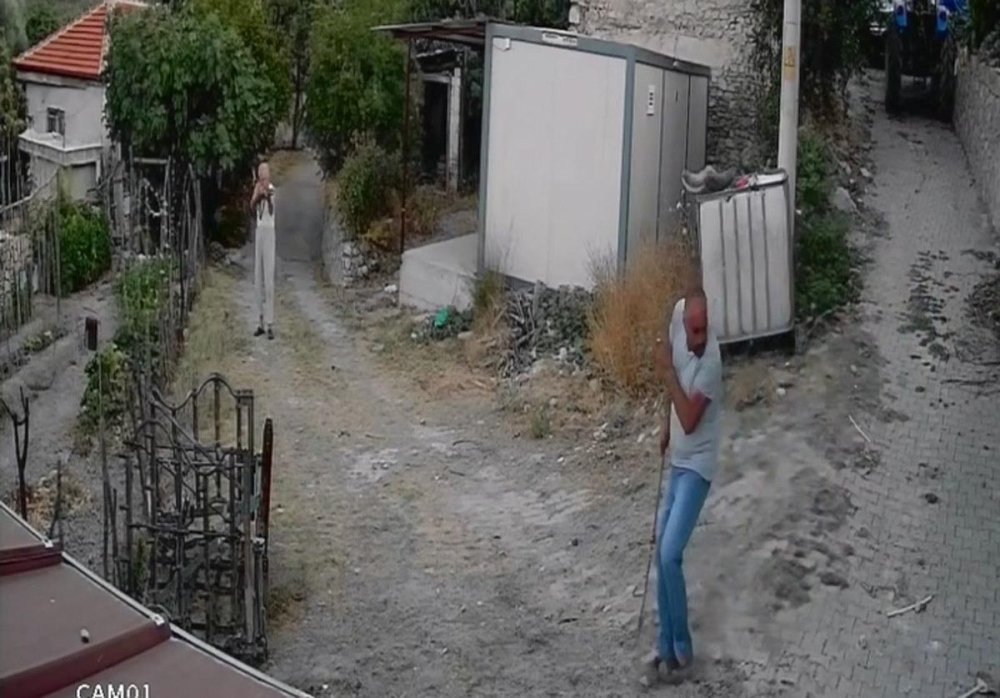 Bahçesine giren sürünün çobanını öldürdü