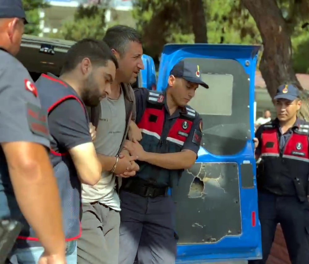 Eşini öldüren şüpheli, jandarmayı görünce boğazına bıçak dayadı