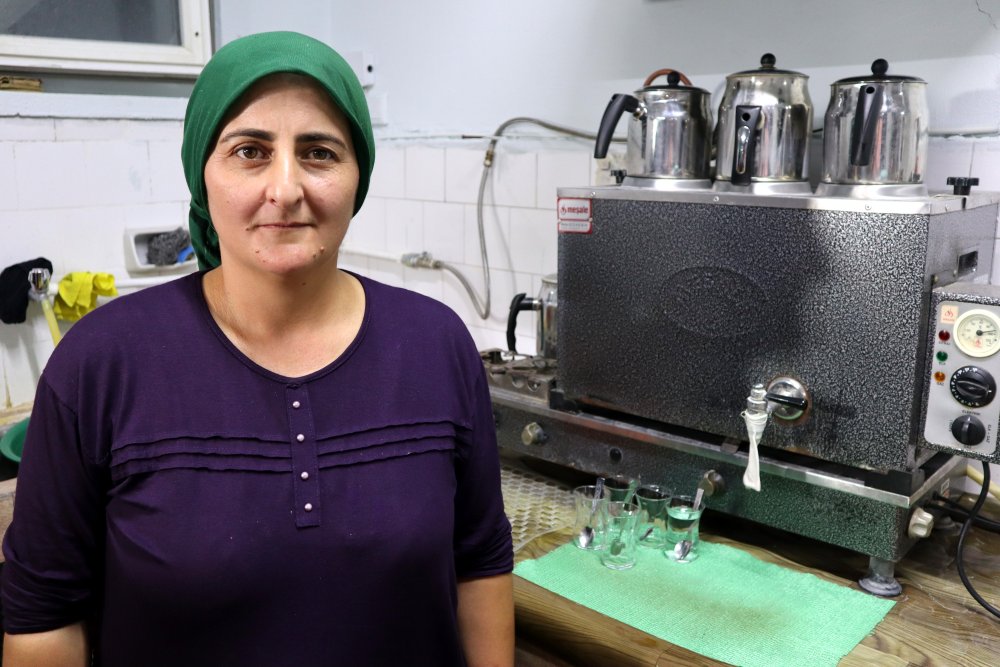 Kocasından devraldığı köy kahvesini işletiyor