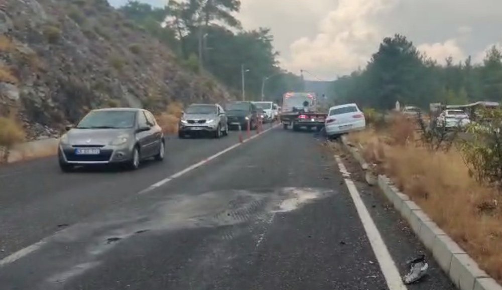 Kafa kafaya çarpışan 2 otomobil hurdaya döndü