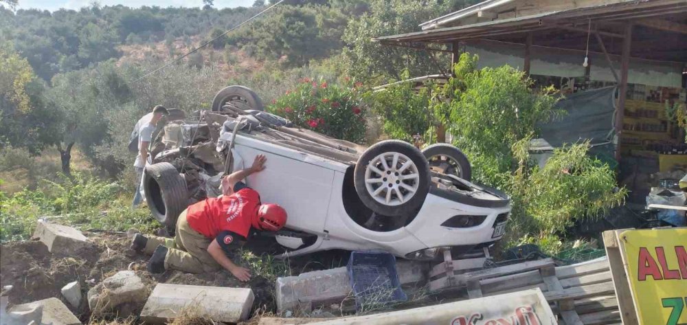 Otomobil park halindeki araçlara çarptı: 7 yaralı