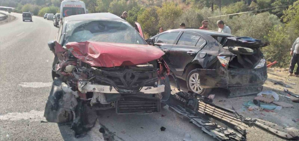 Otomobil park halindeki araçlara çarptı: 7 yaralı