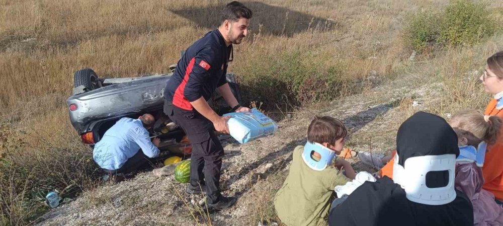 Erzincan-Refahiye karayolunda otomobil şarampole uçtu: 6 yaralı